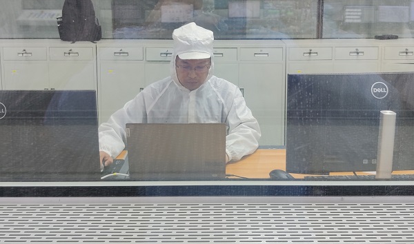 15點，自控事業(yè)部胡曉強(qiáng)在寧波對6.3米BOPET聚酯薄膜生產(chǎn)線做控制優(yōu)化.jpg
