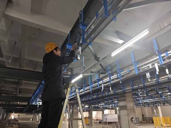 6. 浙江杭州，北自科技陳凱在化纖懸掛線項(xiàng)目上檢查電氣線路.jpg
